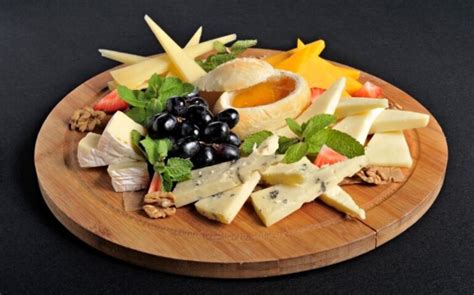Букет из разнообразных сыров: изысканный способ представления сырной тарелки
