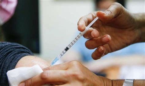 Вакцинация и снижение заболеваемости: ключевые факторы возврата к обычной жизни