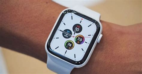 Где найти дополнительные сведения о различных моделях умных часов от компании Apple?