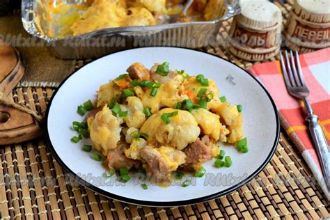 Зажаренное мясо с ароматным луком и хрустящей капустой