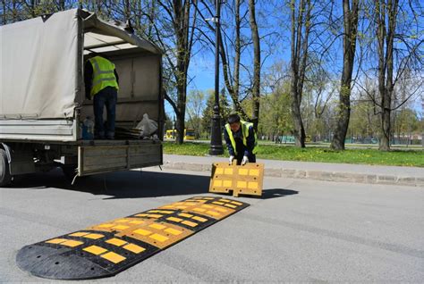 Значение подвижного указателя с яркой стрелкой на дорожной поверхности