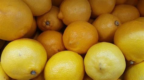 Избавление от пятен соуса с помощью лимонного сока
