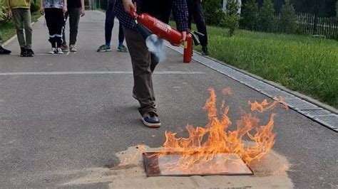 Как потушить пламя и убрать все остатки горевшего участка