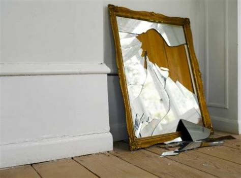 Маленькое зеркало разбилось: что говорят поверья?