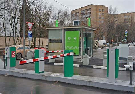 Места для автомобилей возле станции метро