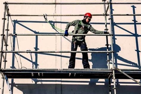 Основные принципы безопасности при монтаже беседки на загородной усадьбе