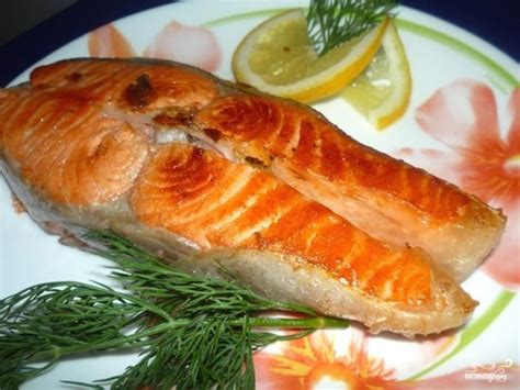 Подача богатой юшки из свежей рыбы в аппетитной сковороде и сочетание с изысканным гарниром