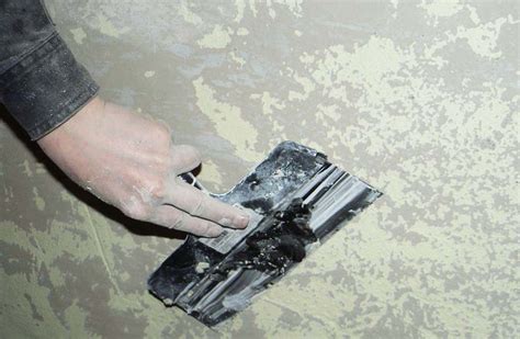 Подготовка поверхности: очищение от старых материалов и эффективное удаление загрязнений