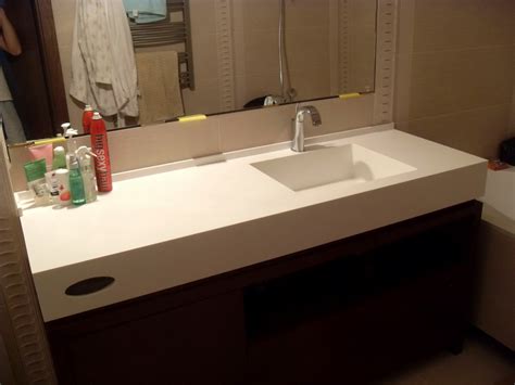 Подготовка поверхности перед установкой керамогранитной столешницы в ванной комнате