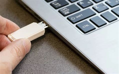 Подключение акустической системы с помощью USB накопителя