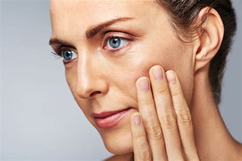 Практика для смягчения эффектов возраста и повышения упругости дермы на лице
