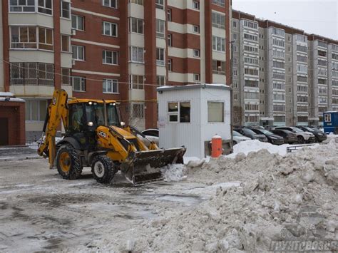 Предельное внимание к безопасности при уборке снега в местах с автотранспортом