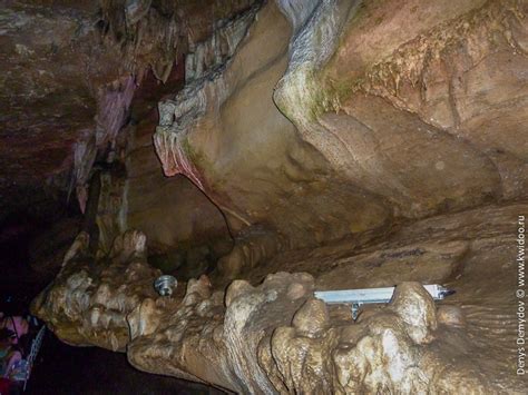 Прибегание к светящимся грибам внутри пещер