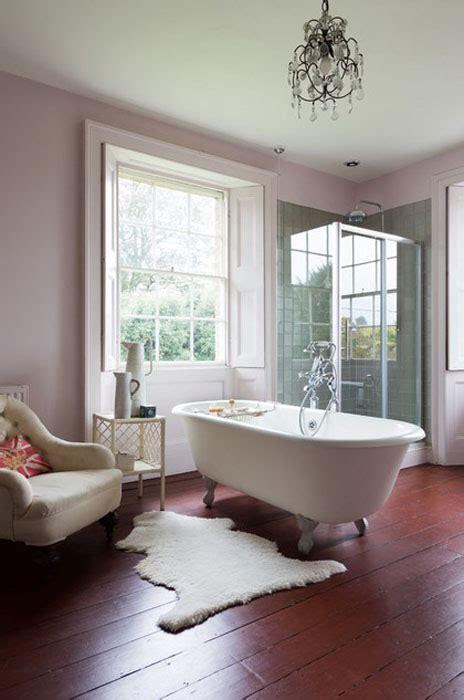 Приятный аромат и красота: создание розовой атмосферы в ванной комнате