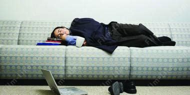 Проблемы с сном на диване: четыре обязательных элемента интерьера для комфорта
