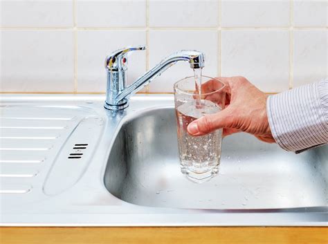 Простые решения: возможные способы самостоятельно очистить систему стоковой воды в холодильнике