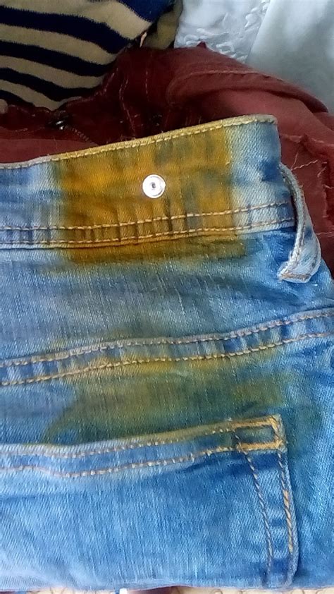 Профилактика появления светлых отметин на цветных джинсах после стирки