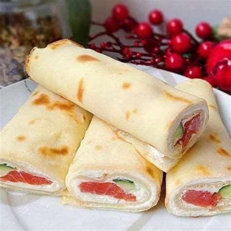 Рисовые блинчики с курицей и соусом тайского сыра