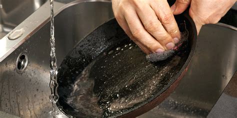 Ручная очистка сковородки: свежий и натуральный метод