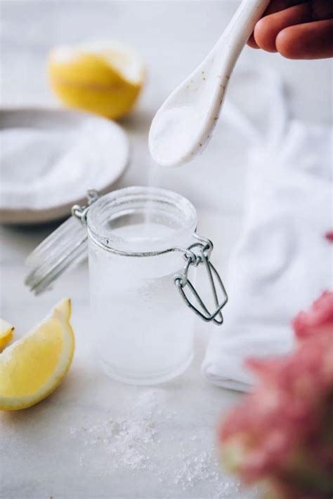 Совместное действие лимонного сока и соли: эффективное решение для удаления пятен