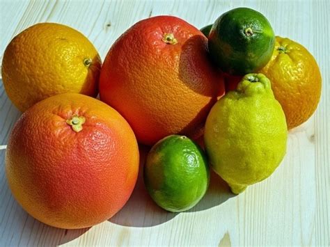Способы аккуратно устранить повреждения при уборке осколков фрукта