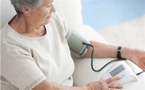 Способы уменьшить показатели давления у пожилых людей: эффективные подходы и меры безопасности