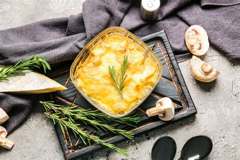 Сырная запеканка с творогом и зеленью: сытное блюдо на повседневный ужин