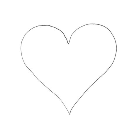 Шаг 1: Начните с эскиза и вырежьте шаблон сердечка