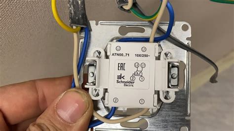 Шаг 2: Подключение проводов вилки Schneider Atlas