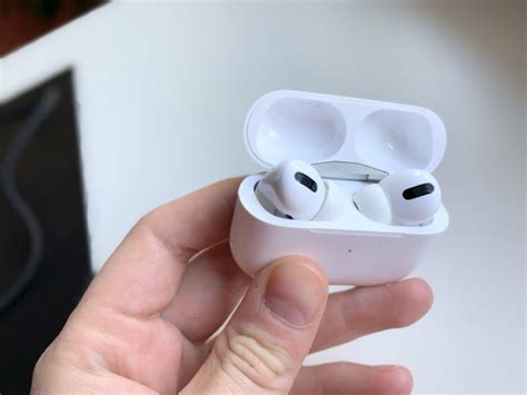 Шаг 2: Приступите к открытию кейса AirPods Pro